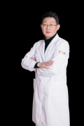“隆胸艺术家”深圳鹏程
